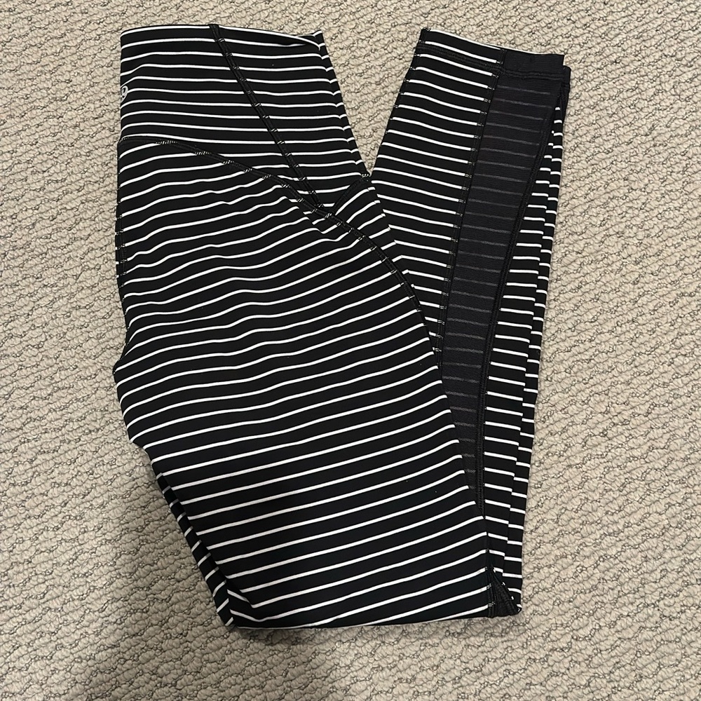 LuluLemon Leggings
Size 6 
EUC